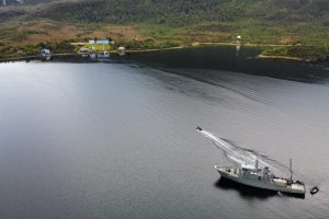 Patrullero Sibbald efectúa tareas de reaprovisionamiento en la Zona Austral del país