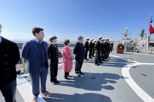 Fragata “Almirante Riveros” realizó ceremonia para conmemorar su 16° aniversario