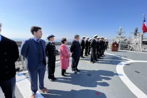 Fragata “Almirante Riveros” realizó ceremonia para conmemorar su 16° aniversario Fragata “Almirante Riveros” realizó ceremonia para conmemorar su 16° aniversario