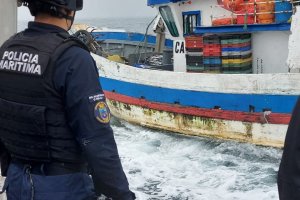 Policía Marítima realiza fiscalización pesquera en el área oceánica de Queule Policía Marítima realiza fiscalización pesquera en el área oceánica de Queule