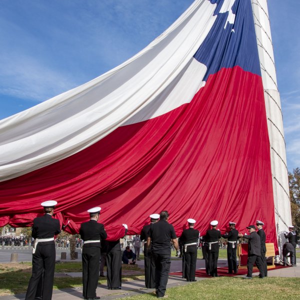 Armada De Chile Efectuó Izamiento De La Gran Bandera Del Bicentenario