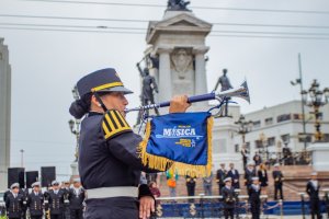 Estudiantes de Viña del Mar y Valparaíso desfilaron en honor a las Glorias Navales 