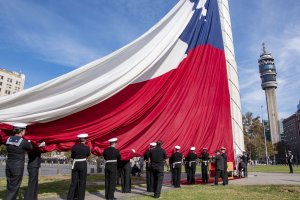 Armada de Chile efectuó izamiento de la “Gran Bandera del Bicentenario” en plaza de la Ciudadanía de Santiago Armada de Chile efectuó izamiento de la “Gran Bandera del Bicentenario” en plaza de la Ciudadanía de Santiago