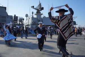 Fragata Almirante “Blanco Encalada” recala al puerto de Arica