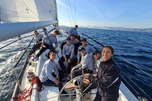 Cadetes de primer año de la Escuela Naval “Arturo Prat” realizaron clase de fundamentos navales en el mar