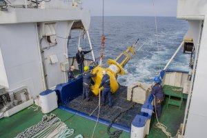 SHOA en conjunto con el buque “Cabo de Hornos” fondearon por primera vez una Boya Meteo - Oceanográfica en San Antonio