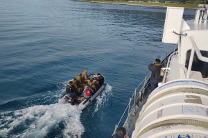 Medios marítimos y aéreos de la Armada apoyan a equipos médicos y Carabineros que se trasladaron a Isla Mocha