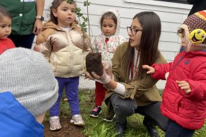 Alumnos del jardín infantil y sala cuna “Burbujitas De Mar” de la Base Naval Talcahuano desarrollan programa de arborización 