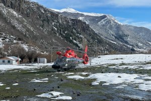 Helicóptero naval traslada pasajeros, personal sanitario y ayuda social durante su primero día de operación en Alto Biobío