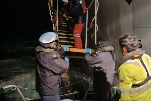 Autoridad Marítima de Quellón realizó evacuación médica desde barco pesquero internacional en tránsito por la costa chilena