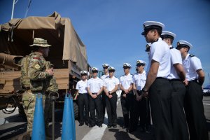 Cadetes de primer año de la Escuela Naval realizaron visita al puerto de Iquique como parte de su primer embarco profesional 