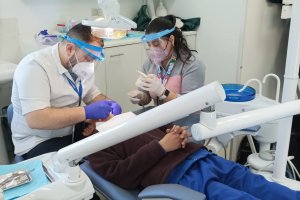 Patrullero “Cirujano Videla” apoyó operativo dental en isla Meulín Patrullero “Cirujano Videla” apoyó operativo dental en isla Meulín