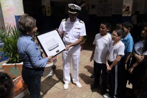 Agregaduría Naval de Chile en Panamá y Buque Escuela “Esmeralda” efectúan acción cívica en Ciudad de Panamá
