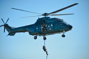 Cadetes Infantes de Marina de la Escuela Naval realizaron ejercicios Fast Rope como parte de su entrenamiento de formación