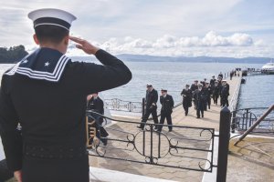 Rinden honores al Cabo Odger y Marinero Fuentealba a 58 años del naufragio de la “Janequeo” Rinden honores al Cabo Odger y Marinero Fuentealba a 58 años del naufragio de la “Janequeo”