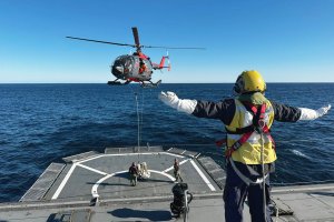 Patrullero “Marinero Fuentealba” efectuó tareas de reaprovisionamiento oceánico