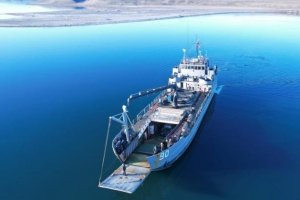 Barcaza “Elicura” realiza navegación canal de acceso a bahía Chilota en isla grande de Tierra del Fuego