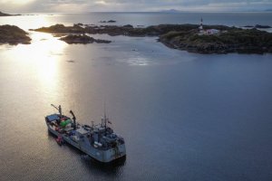 Barcaza “Elicura” realizó tareas de mantención a la señalización marítima en región de Magallanes y Antártica Chilena
