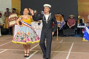 Grumete entrega premio en el Campeonato Nacional de Cueca juvenil 2023