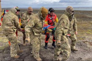 Destacamento de Infantería de Marina N°4 “Cochrane” junto a Grupo Aeronaval Sur realizan ejercicio de aeroevacuación