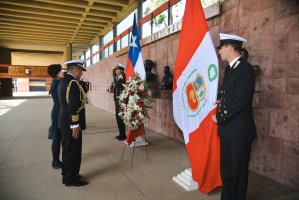 Escuela Naval “Arturo Prat” recibe ofrenda floral en busto de Almirante Grau