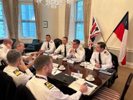 Armadas de Chile y Reino Unido sostienen reunión bilateral en Londres