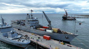 Armada presta apoyo logístico para proyecto de energía renovable en el Territorio Chileno Antártico