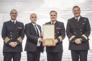 Transmitir a los confines del mundo: Radio Naval recibe importante premio de la Asociación de Radiodifusores de Chile Transmitir a los confines del mundo: Radio Naval recibe importante premio de la Asociación de Radiodifusores de Chile