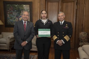Cabo Primero Jessenia Sandoval recibe Premio “Marinero Fuentealba” Cabo Primero Jessenia Sandoval recibe Premio “Marinero Fuentealba”