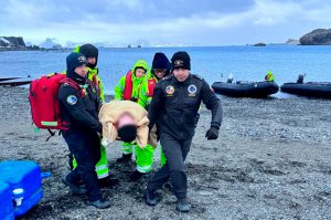 Armada de Chile apoya evacuación médica de turista en Territorio Chileno Antártico Armada de Chile apoya evacuación médica de turista en Territorio Chileno Antártico