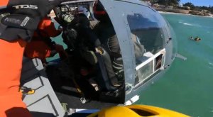 Helicóptero naval rescató a menor de 11 años en playa de Concón Helicóptero naval rescató a menor de 11 años en playa de Concón