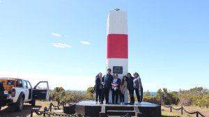 Fareros del fin del mundo  instalan placa definitiva en conmemoración de los 180 años de la toma de posesión del Estrecho de Magallanes