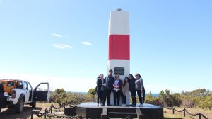 Fareros del fin del mundo instalan placa definitiva en conmemoración de los 180 años de la toma de posesión del Estrecho de Magallanes Fareros del fin del mundo instalan placa definitiva en conmemoración de los 180 años de la toma de posesión del Estrecho de Magallanes