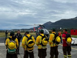 Destacamento Aeronaval “Puerto Williams” realizó inducción a brigadistas de la CONAF Destacamento Aeronaval “Puerto Williams” realizó inducción a brigadistas de la CONAF