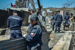 Sección de apoyo humanitario de la Academia Politécnica Naval apoya remoción de escombros tras incendio en Viña del Mar