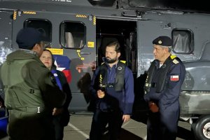 Presidente Gabriel Boric efectuó sobrevuelo nocturno en aeronave de la Armada Presidente Gabriel Boric efectuó sobrevuelo nocturno en aeronave de la Armada