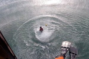 Personal Naval rescató en la playa de Huayquique a una persona en peligro de inmersión Personal Naval rescató en la playa de Huayquique a una persona en peligro de inmersión