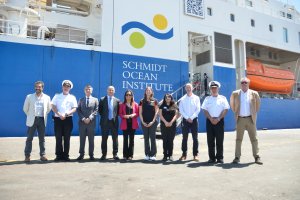 Autoridades nacionales y de la Armada de Chile visitaron Buque científico Falkor Too