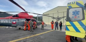 Grupo Aeronaval Sur rescata con vida a turistas extraviadas en el sector de Dientes de Navarino Grupo Aeronaval Sur rescata con vida a turistas extraviadas en el sector de Dientes de Navarino