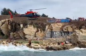 Helicóptero del Escuadrón HU-1 y Capitanía de Puerto de Quintero rescatan a dos personas en Quintero Helicóptero del Escuadrón HU-1 y Capitanía de Puerto de Quintero rescatan a dos personas en Quintero