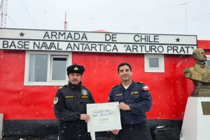 Cartas y dibujos de niños arriban a la base naval “Arturo Prat” en la Antártica Chilena Cartas y dibujos de niños arriban a la base naval “Arturo Prat” en la Antártica Chilena