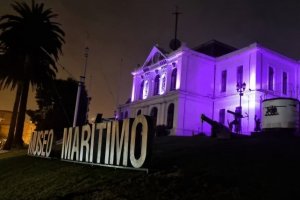 Frontis del Museo Marítimo Nacional se engalanó de púrpura por la epilepsia Frontis del Museo Marítimo Nacional se engalanó de púrpura por la epilepsia