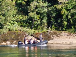 Autoridad Marítima de Puerto Cisnes rescató a 7 personas en el sector de Laguna Escondida Autoridad Marítima de Puerto Cisnes rescató a 7 personas en el sector de Laguna Escondida