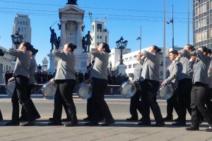 Escolares de diferentes regiones del país rinden homenaje a las Glorias Navales en Valparaíso Escolares de diferentes regiones del país rinden homenaje a las Glorias Navales en Valparaíso