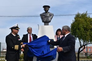 Armada de Chile entregó busto del Marinero 2º Gregorio Araya a la comuna de Tomé Armada de Chile entregó busto del Marinero 2º Gregorio Araya a la comuna de Tomé