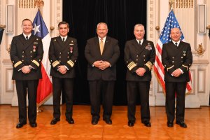Secretario de Marina de Estados Unidos condecoró a tres marinos Chilenos Secretario de Marina de Estados Unidos condecoró a tres marinos Chilenos