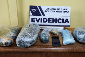Policía Marítima de Puerto Montt incautó más de cuatro kilos de sustancias ilícitas en barcaza de conectividad Policía Marítima de Puerto Montt incautó más de cuatro kilos de sustancias ilícitas en barcaza de conectividad