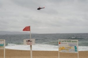 Por cielo, mar y tierra, Armada de Chile continúa con rebusca de niña arrastrada por las olas en Viña del Mar Por cielo, mar y tierra, Armada de Chile continúa con rebusca de niña arrastrada por las olas en Viña del Mar