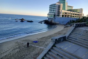 Encuentran cadáver de mujer en playa Caleta Abarca de Viña del Mar Encuentran cadáver de mujer en playa Caleta Abarca de Viña del Mar