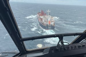 Armada de Chile realizó exitosa evacuación médica de tripulante extranjero en altamar Armada de Chile realizó exitosa evacuación médica de tripulante extranjero en altamar